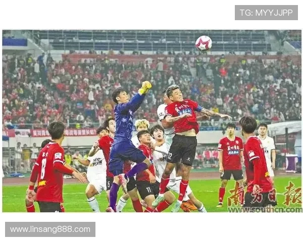 中国足球超级联赛激战正酣 各队争夺前四名激烈角逐 中国足球超级联赛激战正酣 各队争夺前四名激烈角逐