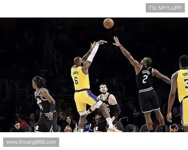 詹姆斯迎来职业生涯新篇章，湖人队迎战勇士大考验